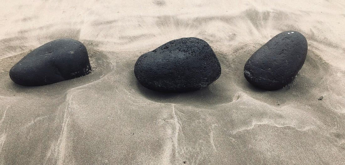 Drei Lavasteine am Strand