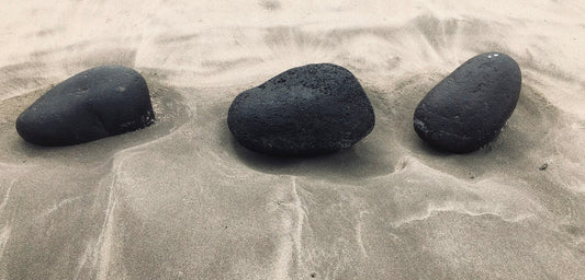Drei Lavasteine am Strand